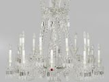 une image représentant un grand lustre en cristal suspendu au plafond