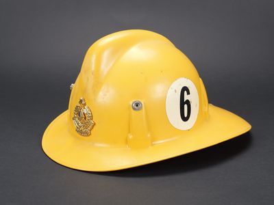 un casque de chantier jaune portant le numéro 6