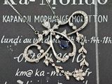 une photo d'un collier orné d'une pierre bleue