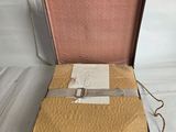 une valise ouverte posée sur une surface blanche