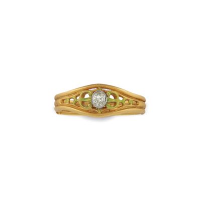 une bague en or jaune sertie d'un diamant blanc au centre
