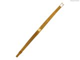un gros plan d'un stylo à manche en bois sur fond blanc