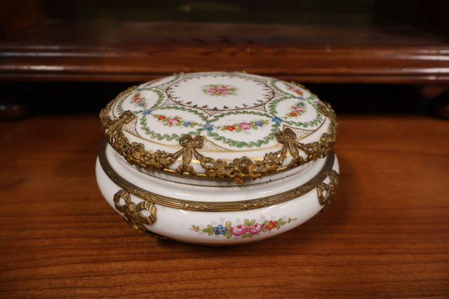 Bonbonnière en porcelaine à décor en applique de bronze doré à dé...