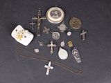 beaucoup d'objets religieux sur la table