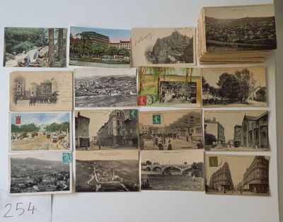 de nombreuses vieilles photos accrochées au mur d'une pièce