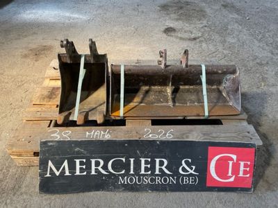une boîte en bois sur laquelle est accrochée une pancarte indiquant « Mercier et C. E. »