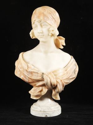 un buste en marbre blanc représentant une femme coiffée d'un turban