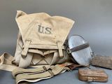 un sac posé par terre à côté d'autres objets