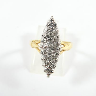 gros plan d'une bague en diamant sur une surface blanche