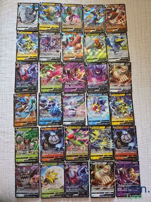 une pile de cartes pokemon posée sur une table