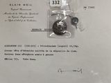 une photo en noir et blanc d'une médaille posée sur une feuille de papier