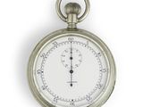 une montre de poche en argent avec un cadran blanc