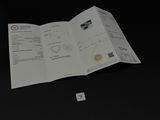 un dé blanc posé sur une table, à côté d'un livre