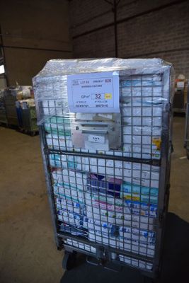 un chariot contenant de nombreux cartons dans un entrepôt