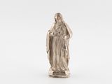 l'image d'une statue représentant une femme tenant un bébé dans ses bras