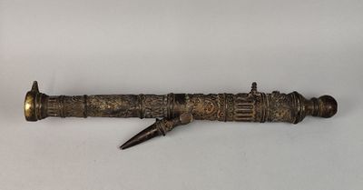 gros plan d'un objet métallique sur une surface blanche