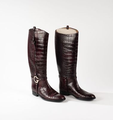une paire de bottes marron sur fond blanc