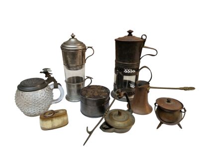 LOT de métal comprenant : deux anciennes cafetières métal, p…