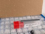 une boîte contenant un pinceau rouge