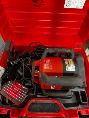 une boîte à outils rouge avec des outils sur le sol