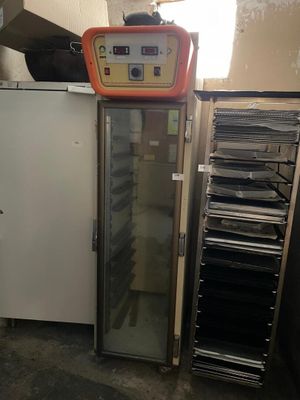 une photo d'une cuisine avec un réfrigérateur et un congélateur