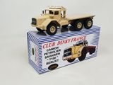 un camion jouet posé sur une boîte