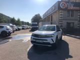 un 4x4 blanc garé devant un bâtiment