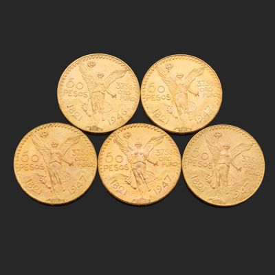 quatre souverains d'or, dont l'un est orné d'une tête ailée et l'autre d'une tête ailée