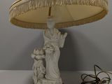 une lampe posée sur une table et munie d'un abat-jour