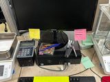 un bureau d'ordinateur sur lequel se trouvent un clavier, une souris et un écran