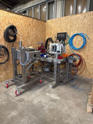 une machine qui se trouve à l'intérieur d'un bâtiment