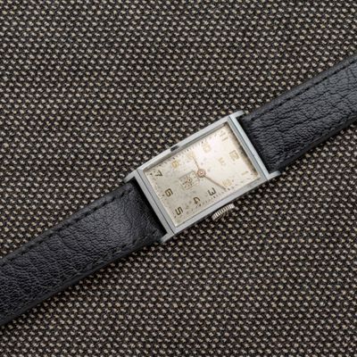 une image représentant une montre posée sur un morceau de tissu
