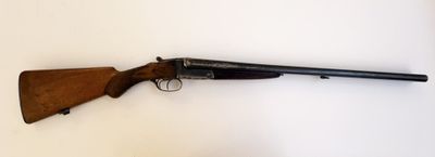 un vieux fusil sur une surface blanche avec un fond blanc