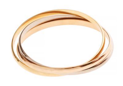 gros plan d'une bague en or sur fond blanc