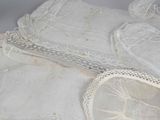 un tas de dentelle blanche sur une nappe blanche