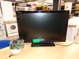 un téléviseur posé sur une table dans un magasin