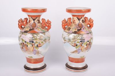 deux vases décorés de fleurs et d'oiseaux