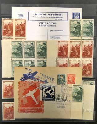 une photo montrant une collection de timbres et d'enveloppes exposée