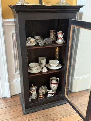 un buffet sur lequel sont disposées de nombreuses tasses et soucoupes