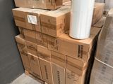 Plusieurs boîtes et un rouleau de papier sont empilés les uns sur les autres