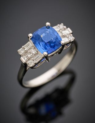 BAGUE en or gris (750°/°°) serti d'un saphir pesant 2,17 car…