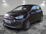 la photo d'une petite voiture garée dans un garage