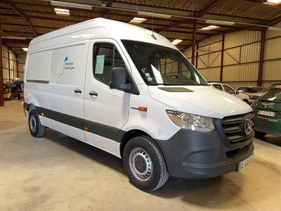 une camionnette blanche garée à l'intérieur d'un bâtiment