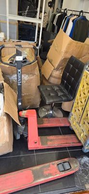 une pile de cartons et d'autres objets dans un garage