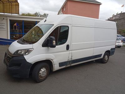 une camionnette blanche garée dans un parking