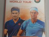 Le jeu « Tennis World Tour » pour la Wii est posé sur la table