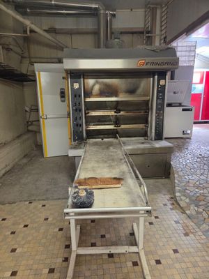 une photo d'une cuisine professionnelle équipée d'un four à pizza