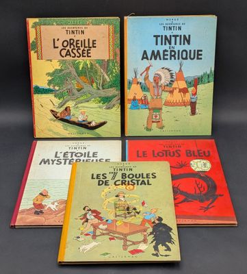 Quatre livres pour enfants sont alignés sur une surface noire