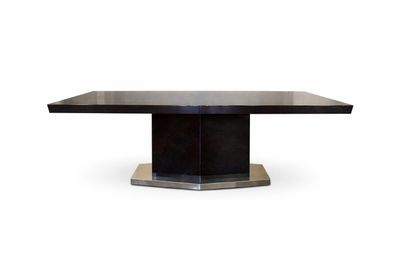 une table à manger noire avec un plateau carré en verre