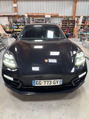 l'avant d'une voiture de sport noire garée dans un garage